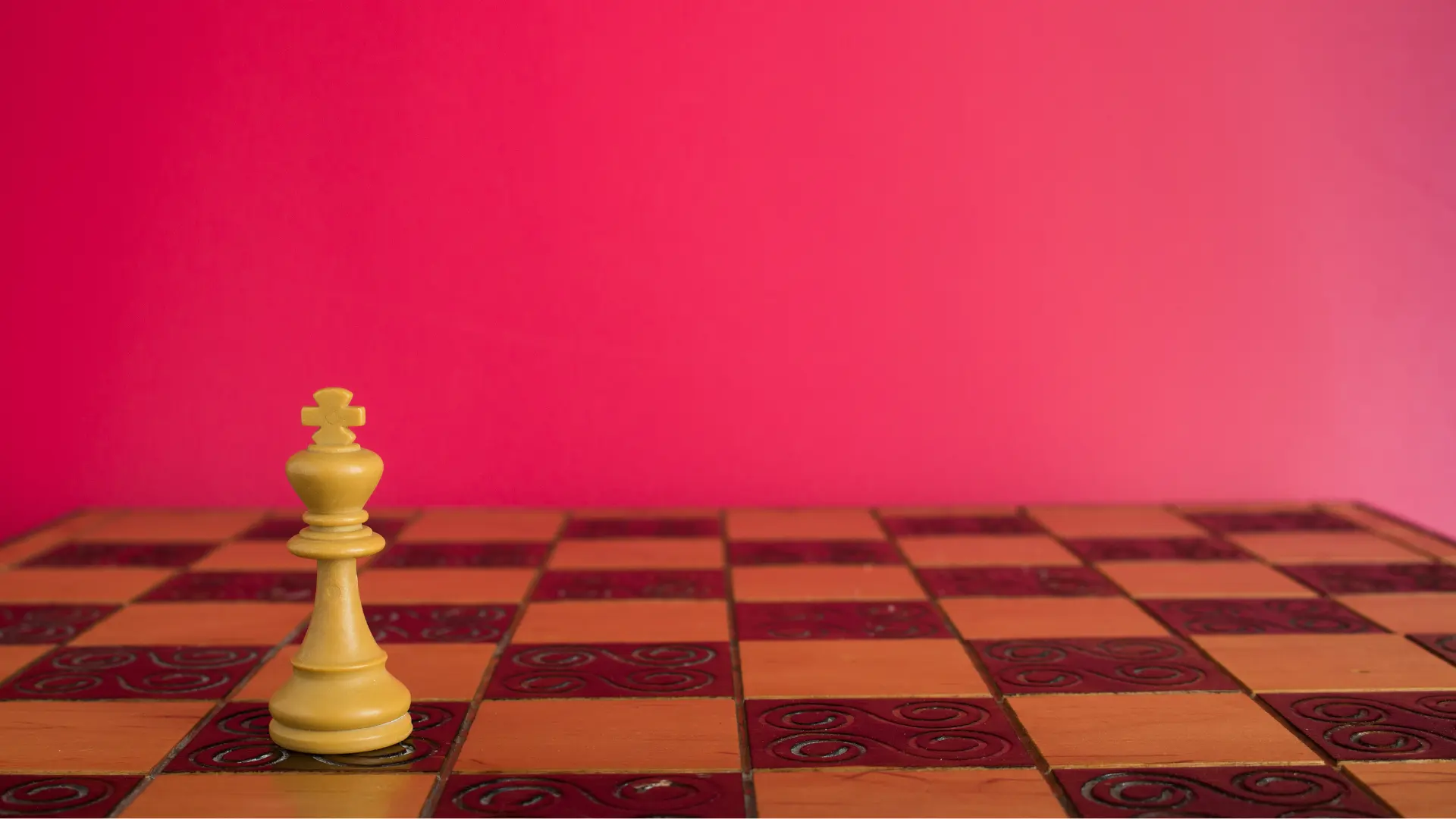 Digital Advertising ADS & SEO come partita a scacchi su sfondo rosso
