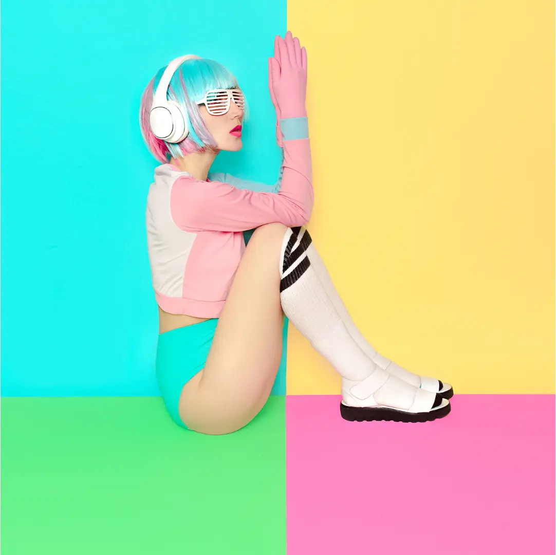 Graphic Design Ragazza colorata su sfondo a blocchi colorato