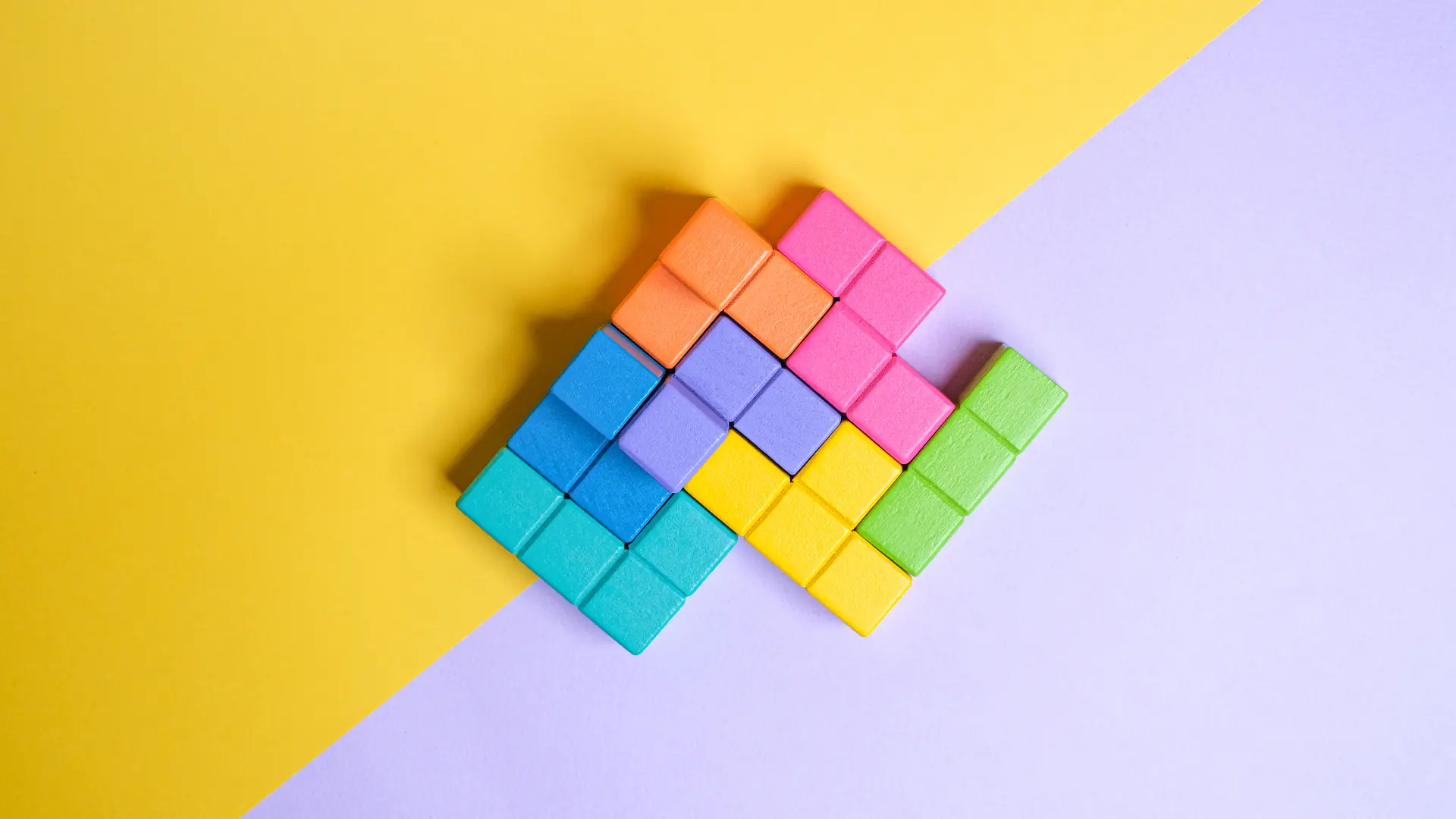 WebSite Mix di figure geometriche colorate su sfondo giallo e bianco