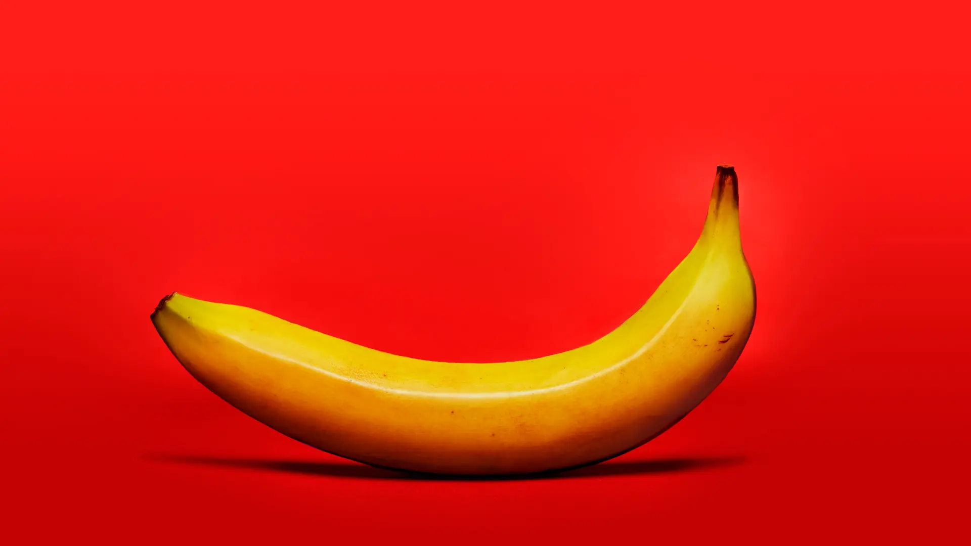 Marketing, la banana di Cattelan Banana di Cattelan su sfondo rosso